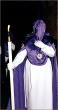 Cofrade desfilando con capirote