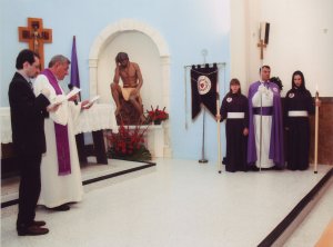 Interior de la Iglesia durante el '' Via Crucis''