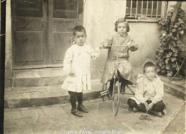 L'avi Pepet la germana Pepeta i un cosi 1910 mes o menys
