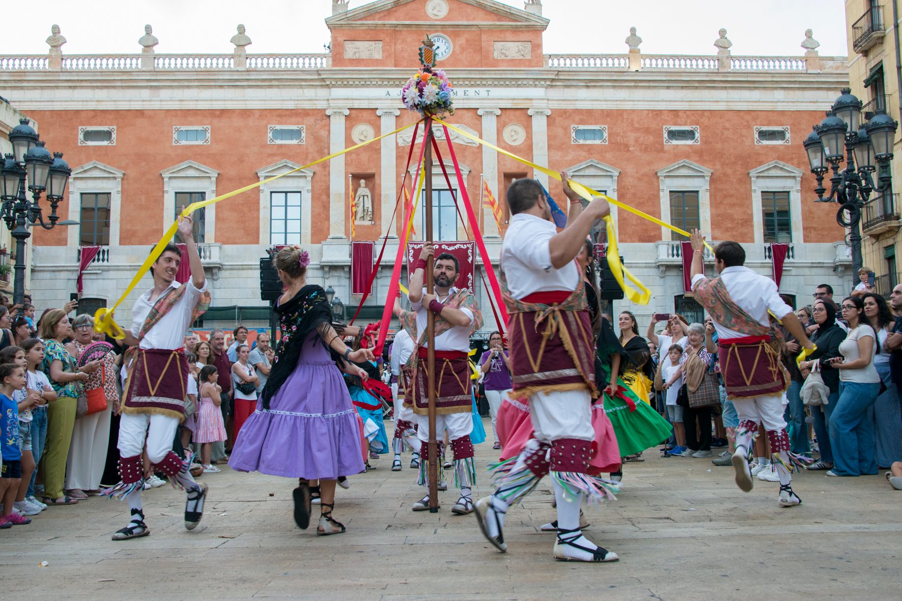 El Ball de Gitanes fent el ball de cintes davant de l'Ajuntament de Tarragona per Santa Tecla 2026