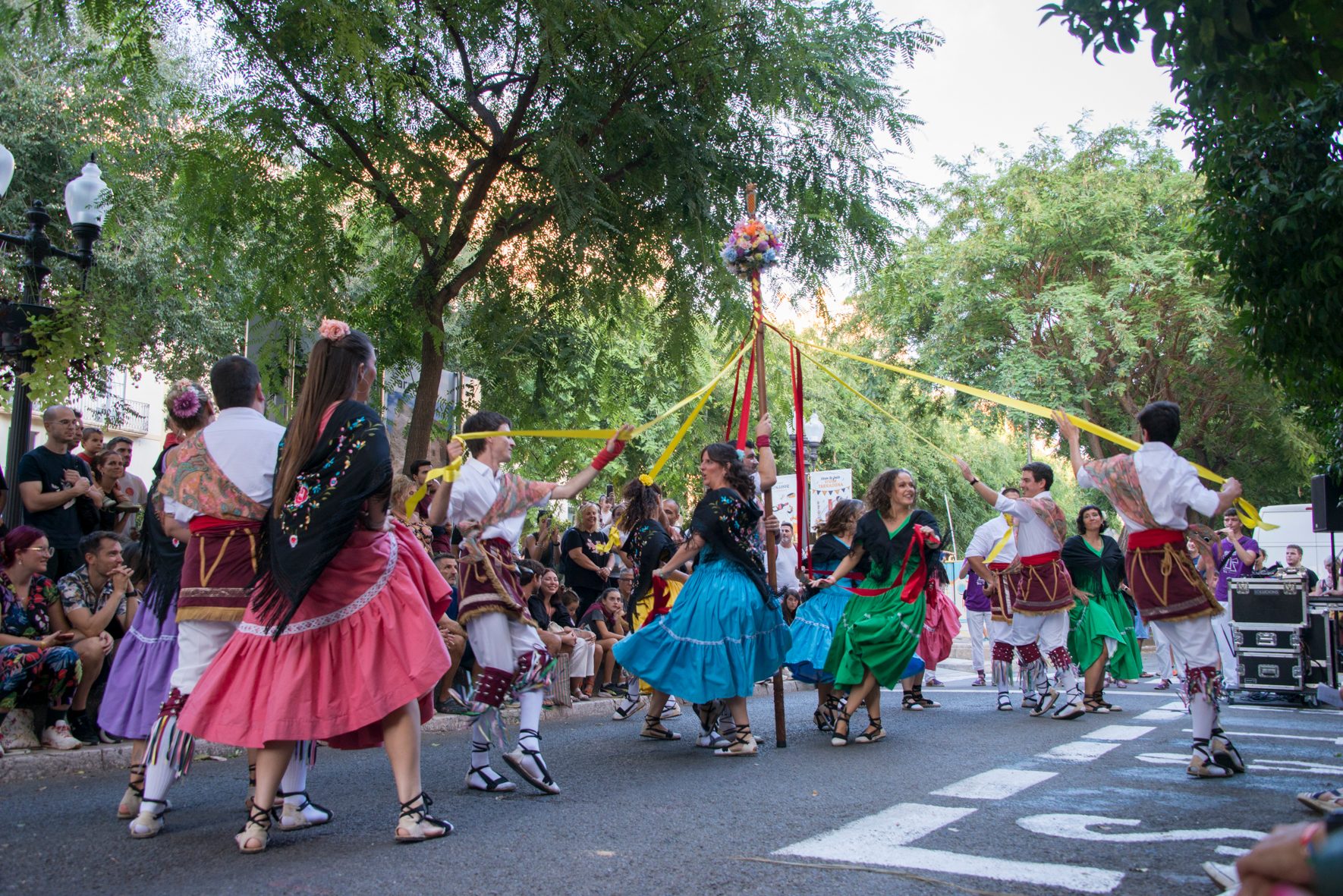 El Ball de Gitanes gran fent el ball de cintes al carrer per Santa Tecla 2026
