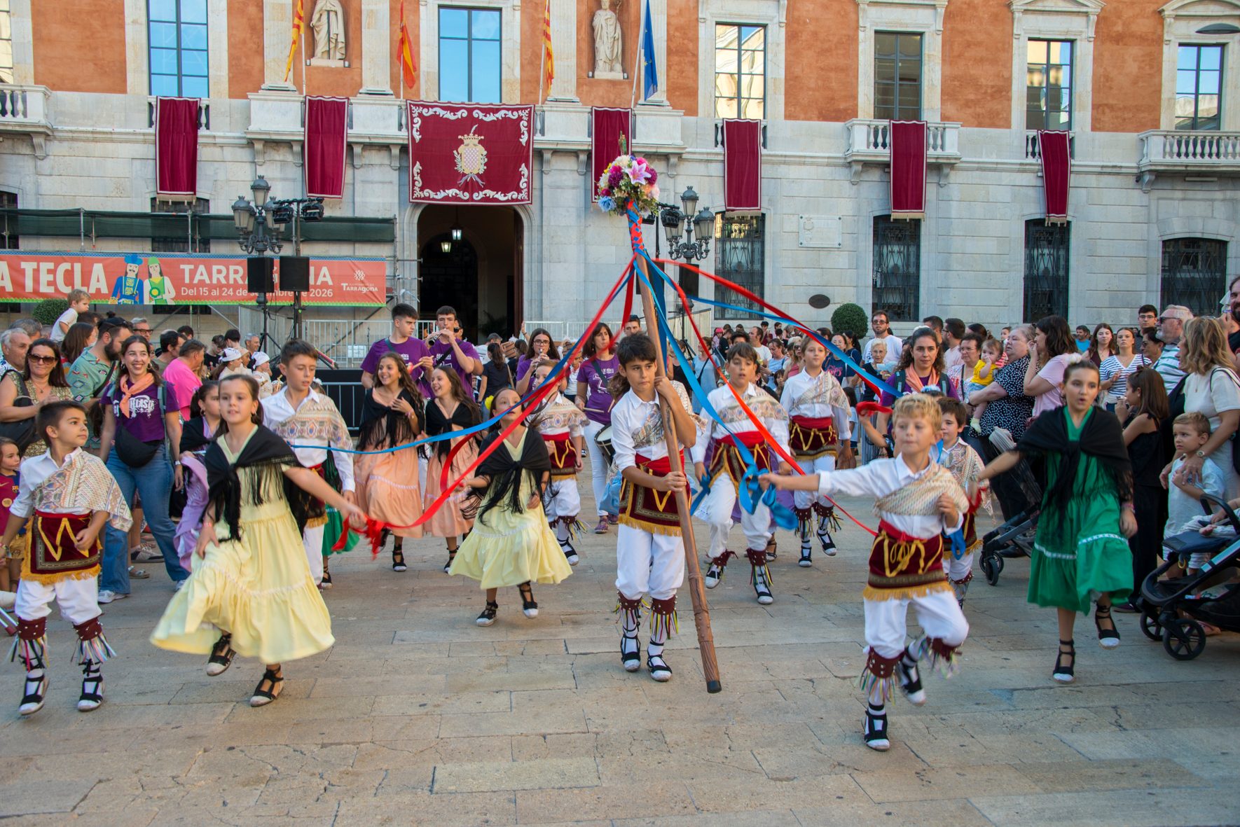 Els nens i nenes del Ball de Gitanes petit ballant amb les cintes a la plaça de la Font
