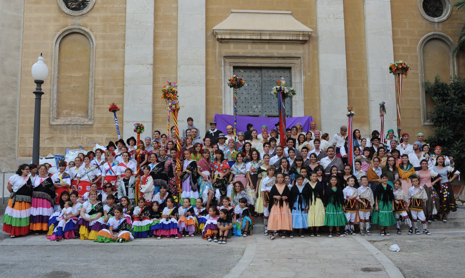 Foto de grup de tots els balls de gitanes participants a la trobada del 2009