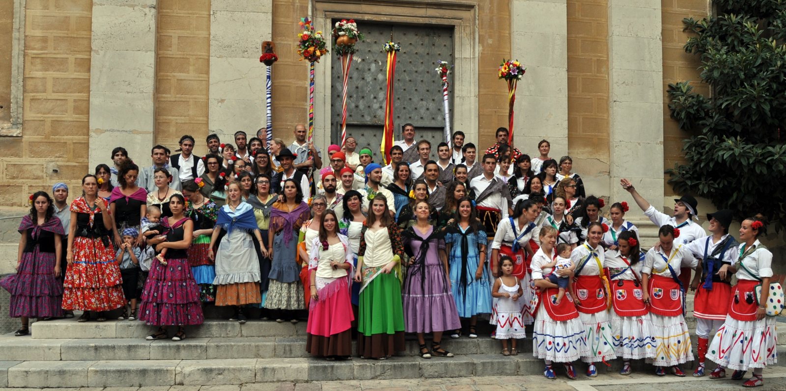 Foto de grup dels balls de gitanes participants a la trobada del 2014