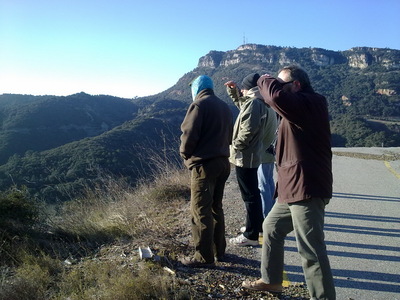 Personas caminando en una monta�a

Descripci�n generada autom�ticamente