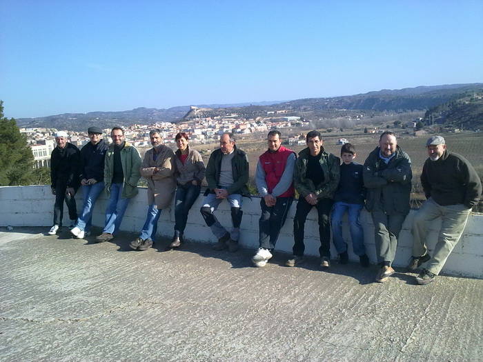 Un grupo de personas de pie

Descripci�n generada autom�ticamente