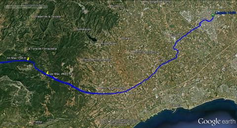 Imagen que contiene papalote, pasto, vuelo, sostener

Descripci�n generada autom�ticamente