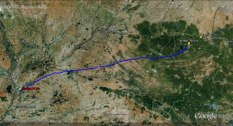 Imagen que contiene pasto, papalote, agua, vuelo

Descripci�n generada autom�ticamente