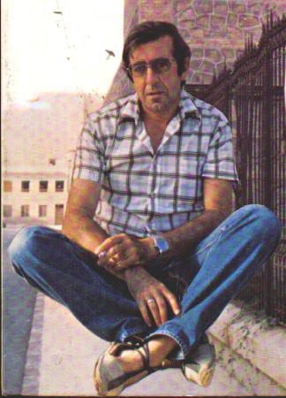 Este es Paco Cuervo, en uno de aquellos d�as de mayo-julio 76. En el fondo, ahora, es aparece la c�rcel de Murcia. Es el verano de Mendigo de la Paz