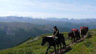 Tres nois d'Altai amb 9 cavalls traslladen cada dia tot el campament 