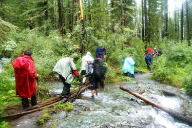 Dif�cil sender del riu Ak-kem sota la pluja 