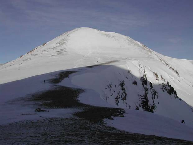 Cara sud del Pic de Bastiments des del coll de la Marrana