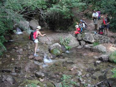 Travessant els tolls del torrent del Forat cam� del refugi St Jordi
