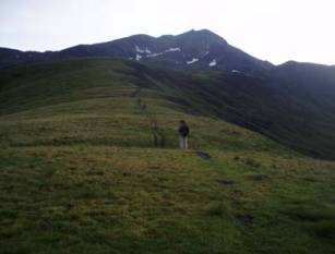 Entre el refugi i el coll. La cresta al fons.