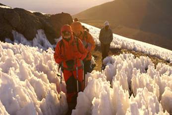 TRavessant les geleres del Kilimanjaro amb les primeres llums