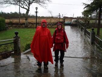 sota la pluja a Hospital de la Cruz