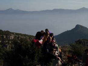 esmorzant amb la Cogurulla del mas d'en Just i la serra de Miramar al fons