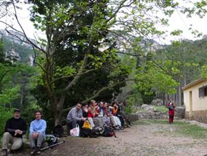 esmorzant a la casa forestal