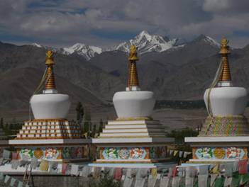 Stupas de Choglamsar i Stok Kangri, de 6.153 m