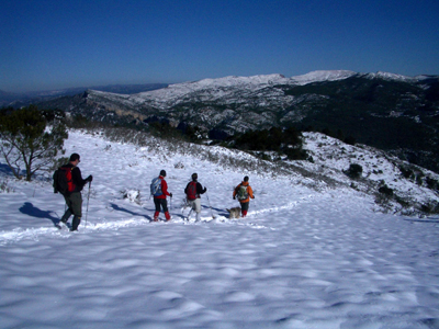 Iniciant la baixada amb la serra de Llaberia al fons