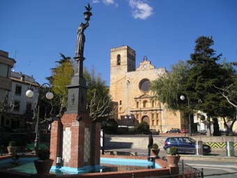 L'Eslg�sia amb les dues places al davant