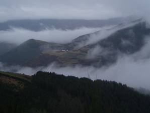 muntanyes i pluja pujant a O Cebreiro