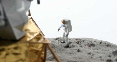 Detalle del suelo lunar y de la figura