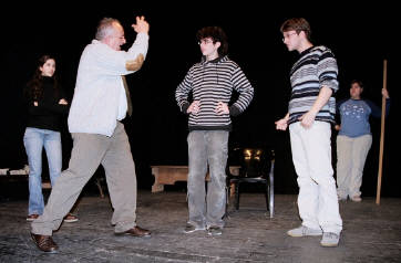 El director, Pep Graset, portant un assaig del 