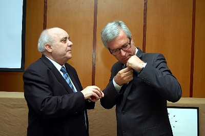 Entrega insignia al Sr. Alcalde