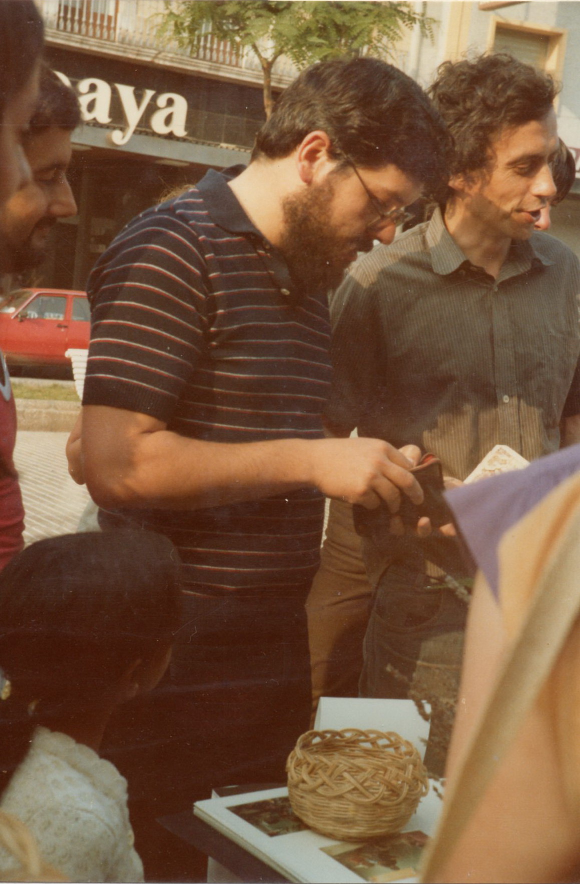 El Siscu i jo a la Rambla de Tarragona comprant treballs artisanals del barri de L'Esperança (366K)