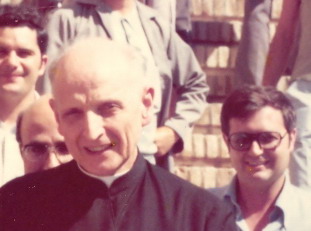 Pedro Castón detrás del P. Arrupe
